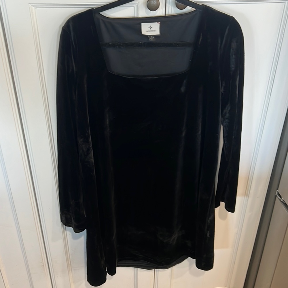 Black velvet long sleeve tuckernuck dress